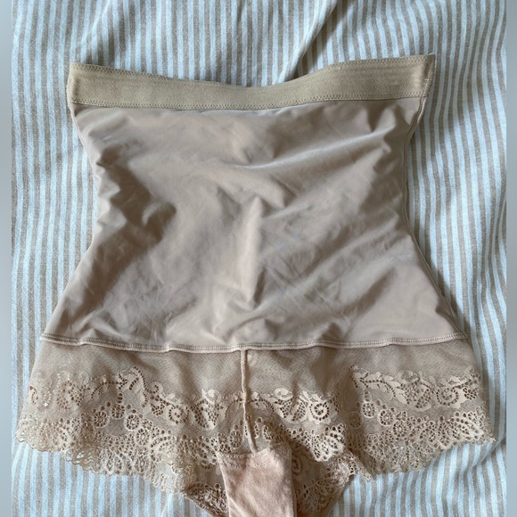 DKNY lace shape wear - Picture 2 of 4